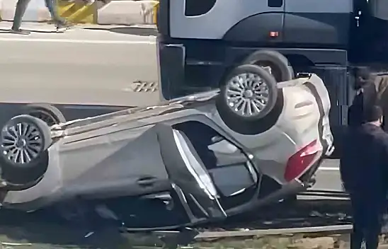 Van'da otomobil takla attı: 2 yaralı, trafik normale döndü