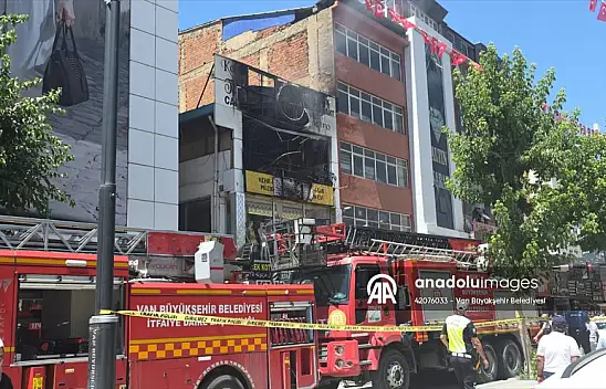 Van'da üç katlı binada yangın paniği: Çatıda mahsur kalan 2 kişi kurtarıldı