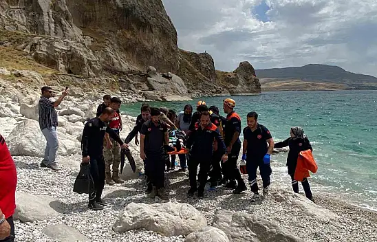 Van Gölü'nde 14 yaşındaki çocuk akıntıya kapılarak boğuldu, soruşturma başlatıldı.