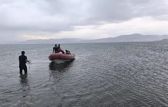 Van Gölü'nde rüzgâr 3 kişiyi 1 kilometre açığa sürükledi
