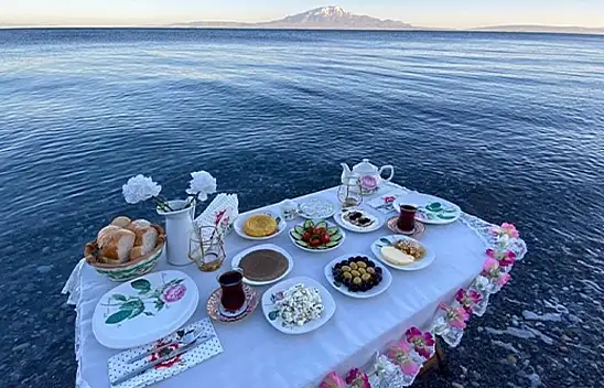 Van Gölü'ne karşı 1001 lezzet: Edremit kahvaltısı 2026'nın gastronomi rotası oldu! Guinness rekortmeni sofralar sizi bekliyor