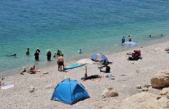 Van Gölü'nün turkuaz kıyısı Adilcevaz yazın gözdesi oldu