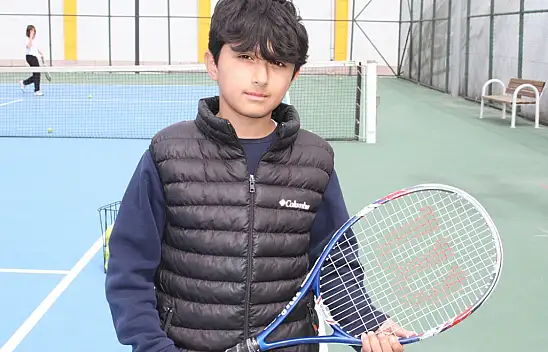 Vanlı öğrenciler tenisle başarıya koşuyor