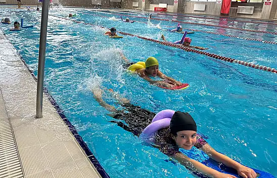 Yarı Olimpik Yüzme Havuzunda Yüzme Bilmeyen Kalmasın Projesi Devam Ediyor