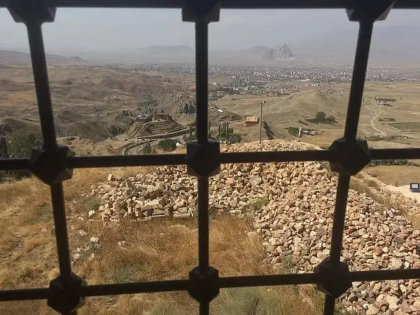 İshak Paşa Sarayı'nın Arka Bahçesi Yeniden Canlandırılmayı Bekliyor