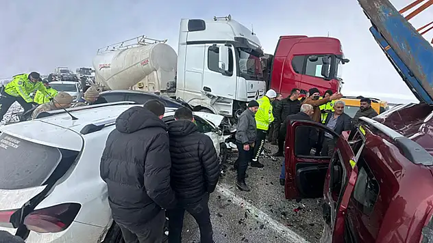 1 ölü 31 yaralı: Erzurum'da kara yolunda kritik saatler
