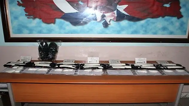 Ayakkabı tabanlarına gizlenmiş vaziyette 5 kilogram uyuşturucu ele geçirildi