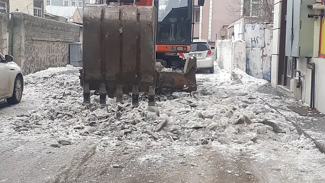 Ağrı'da buz kırma ekibi çalışmalarına başladı