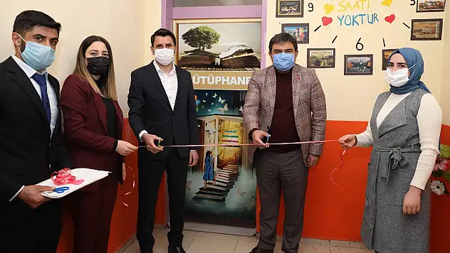 Canşi, çalışmalarıyla binlerce öğrenciye umut oldu