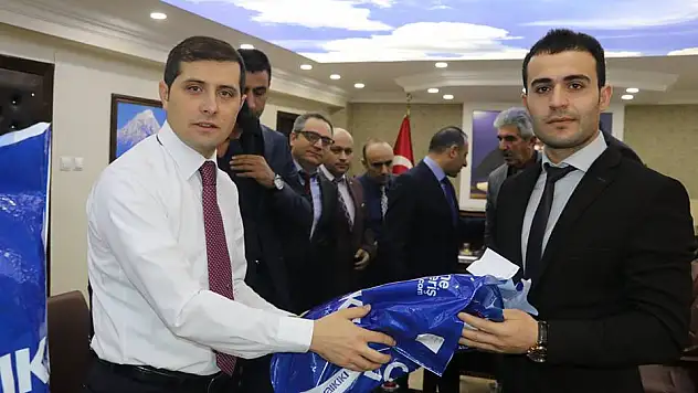 Kaymakam Erat, 629 öğrencinin yüzünü güldürdü