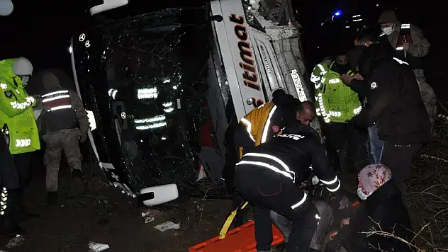 Ağrı otobüsü tarlaya uçtu: 39 yaralı