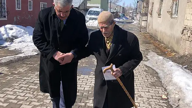 Başkan Adayı Erat, 18 mahalleyi gezdi