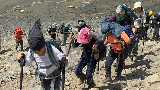 11 Ermeni çocuk Ağrı'da zirve yolunda