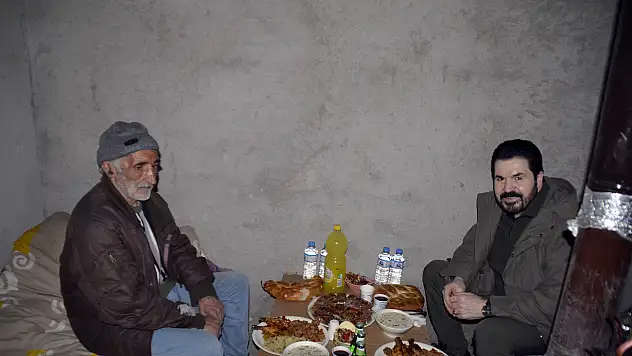 Başkan Sayan, iftarda Aziz Amca'ya konuk oldu