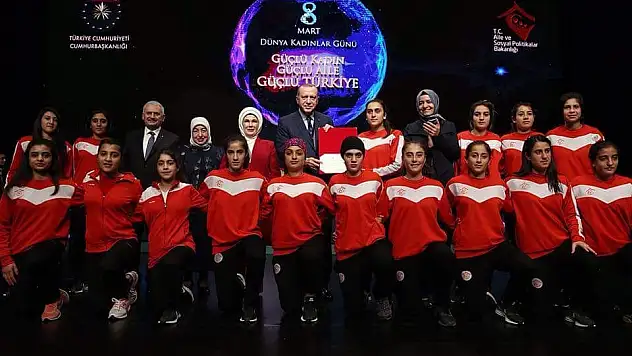 Cumhurbaşkanı Erdoğan Ağrılı kadın futbolcuları kabul etti