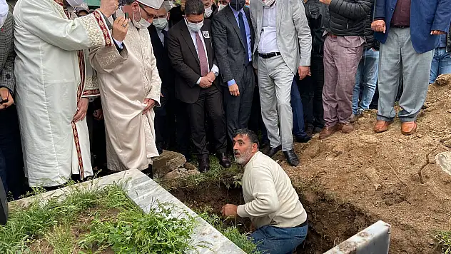 Devlet Eski Bakanı Cemil Erhan, Son Yolculuğuna Uğurlandı