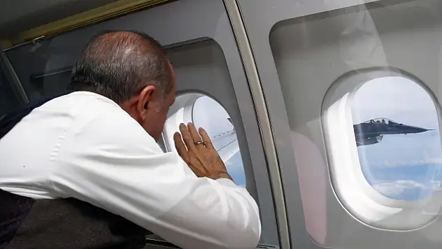 Erdoğan gökyüzünde pilotları selamladı