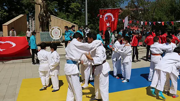 Ağrı'da Atatürk'ü Anma, Gençlik ve Spor Bayramı kutlanıyor