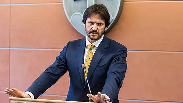 O ülkenin İçişleri Bakanı istifa etti