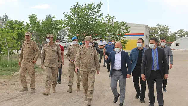 Ağrı Valisi Varol'dan kahraman komandolara ziyaret