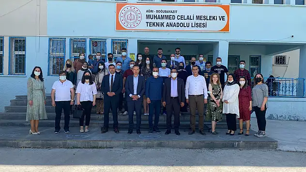 Müdür Tekin, öğretmenlerin davetini kırmayarak sürpriz yaptı