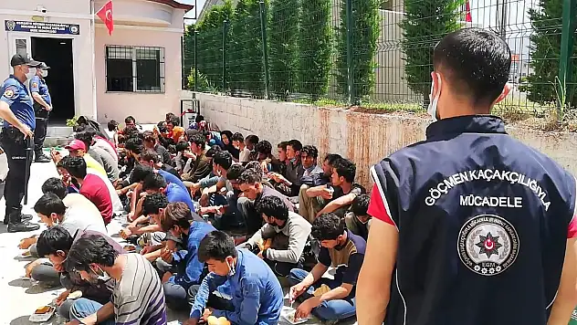 Osmaniye'de yakalanan göçmenler Ağrı'ya gönderildi