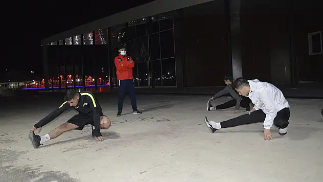 Ağrılı boksörler antrenman yapmak için insanların evlerine girmesini bekliyorlar