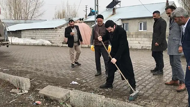 Başkan Savcı Sayan, fırçayla sokakları temizledi