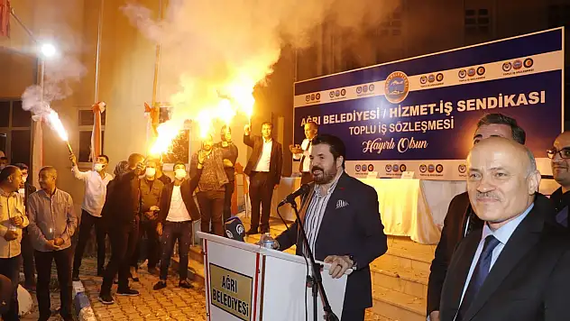İşçiler Ağrı Belediyesi'nin önünü bayram alanına çevirdi