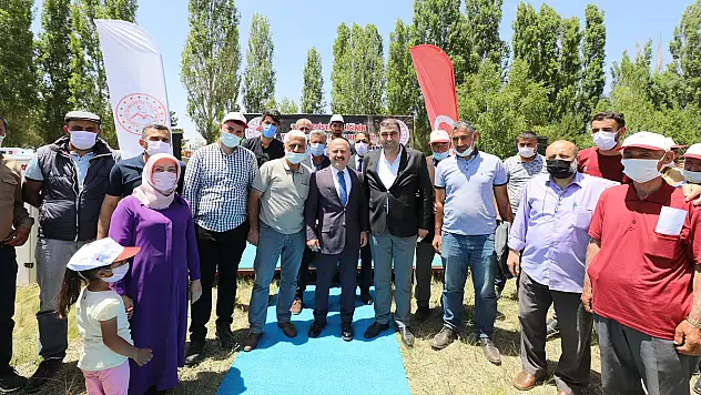 Ağrı'da kaz yetiştiricilerine kuluçka makinesi dağıtıldı