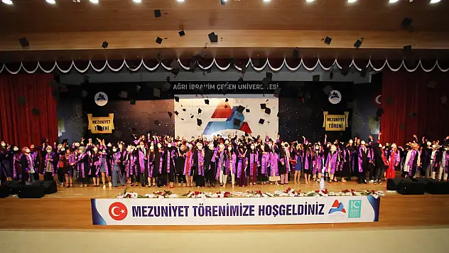 AİÇÜ'de yüz yüze mezuniyet töreni coşkusu
