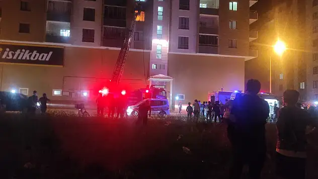 Ağrı'da binada çıkan yangın korkuttu