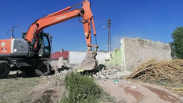 Diyadin'de vatandaşların güvenliği için metruk binalar yıkılıyor