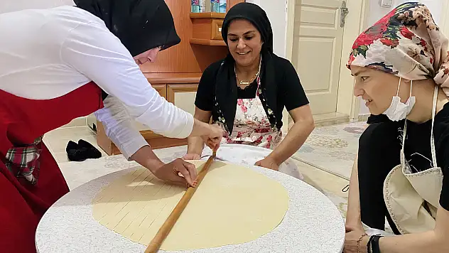 Gurbette tanışan 'bacılar' el emekleriyle lezzet dağıtıyor