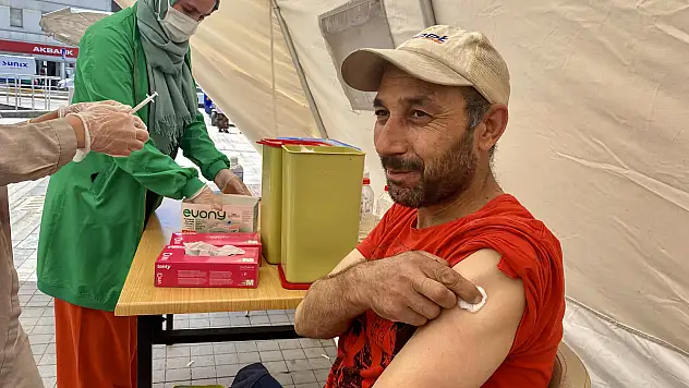 Kırmızı kategoride olan Ağrı'da mobil aşı stantları ilgi görüyor