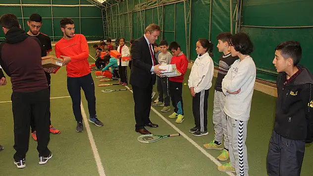 Ağrı'da minik tenisçilere ayakkabı dağıtıldı