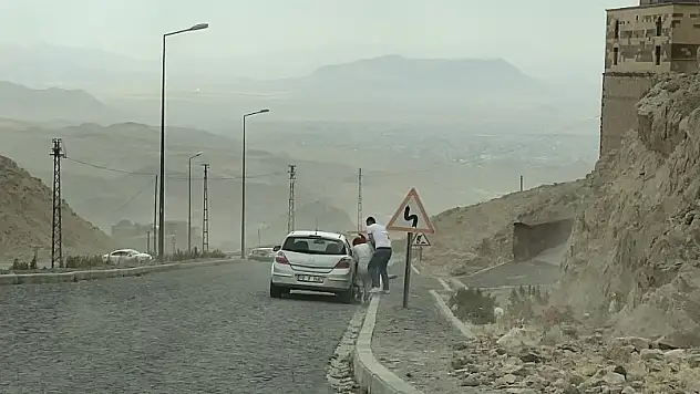 Doğubayazıt'ta etkili olan fırtına zor anlar yaşattı