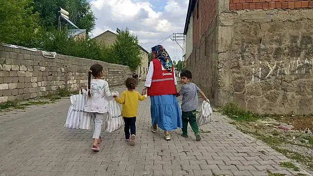 Çocukların Bayramlıkları Kızılay'dan
