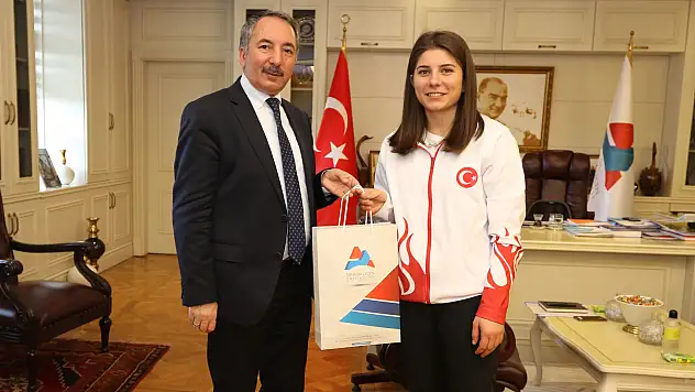 Rektör Karabulut başarılı sporcuyu kabul etti