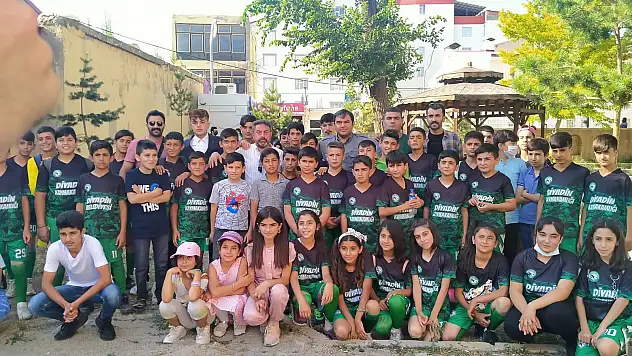 Diyadin Kaymakamı ve Belediye Başkanı Alper Balcı, ilçedeki kurum müdürleri ve vatandaşlarla bayramlaştı.