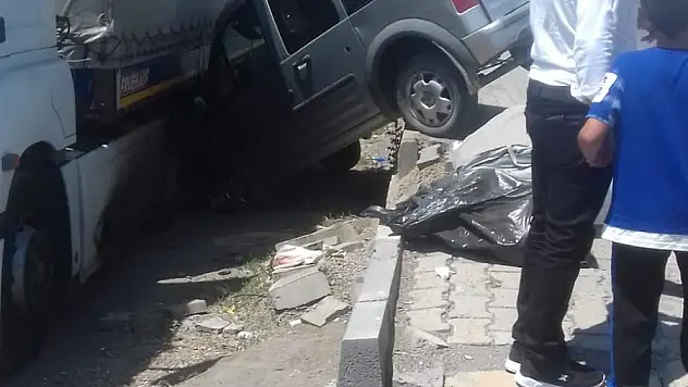 Bayram ziyareti için yola çıkan araç tırın altına girdi