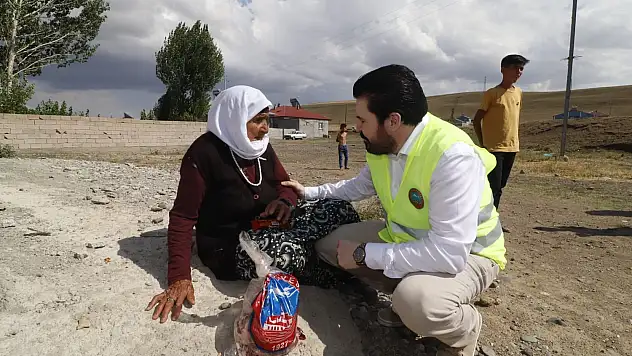 Başkan Sayan, kapı kapı dolaşarak kurban eti dağıttı