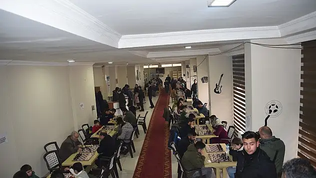 Ağrı'da ödüllü satranç turnuvası başladı