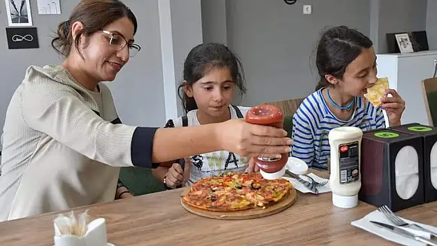 Ağrı'da köy çocukları pizzanın tadını çıkardılar
