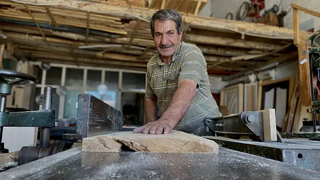 100 yıllık mirası yaşatmak için teknolojiye direniyor