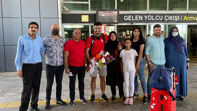 Tokyo'dan Dönen Bayram Malkan, Çiçekle Karşılandı