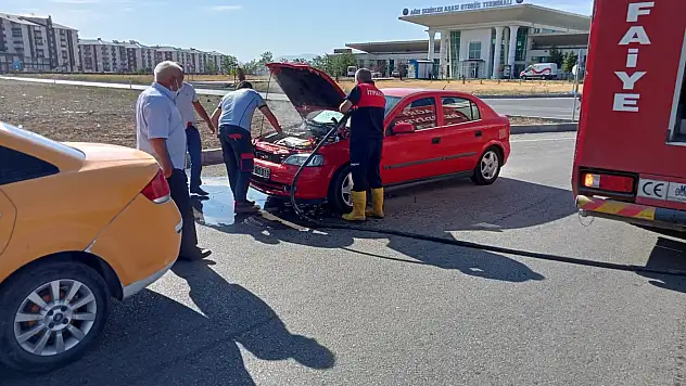 Ağrı'da seyir halindeki aracın motorunda yangın çıktı