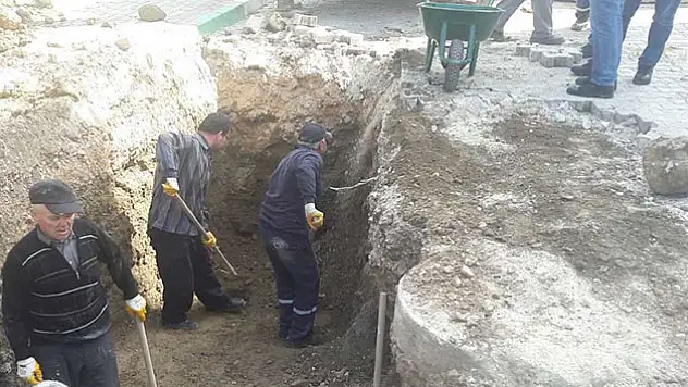 O ilçede esrarengiz kazı