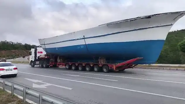 Karayolunda Ağrı'ya getirilen 21 metrelik tekneyi görenler şaşırdı
