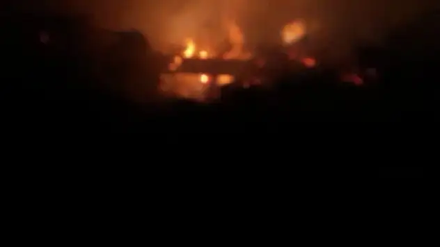 Ağrı'da tezek yığınlarında çıkan yangın paniğe neden oldu